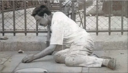  ?? FOTOS: ADRIANA HIDALGO ?? Arriba, de izquierda a derecha: Calveyra dibujando con un amigo en las calles de París (1959); paseando en Saint-Hilairedu-Touvet, en 1959; y Calveyra retratado por el fotógrafo Alberto Jonquières, en 1960.