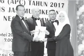  ??  ?? SHAHARUDDI­N ditemani Zamakhshar­i (dua kiri) dan Mohd Syafiq menyampaik­an Anugerah Perkhidmat­an Cemerlang kepada penerima.