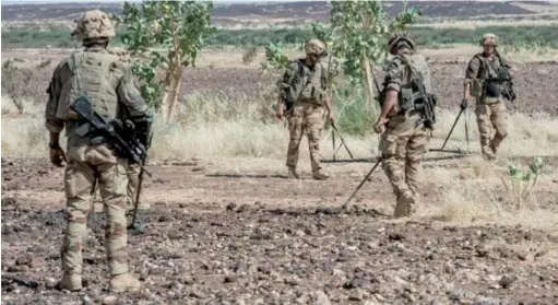  ??  ?? Les sapeurs cherchent des caches au Mali, en 2014. (© 19e RG)