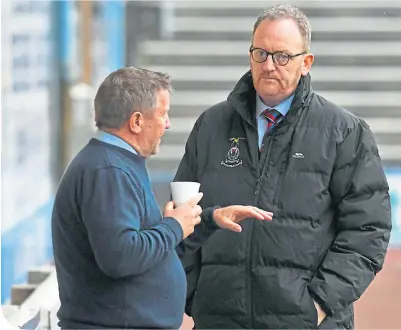  ??  ?? Scot Gardiner has a pitchside chat with Inverness Caley Thistle manager, John Robertson