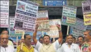  ?? HT PHOTO ?? Traders protest against Walmart’s proposed $16 billion buyout of Flipkart in Navi Mumbai on Monday