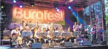  ??  ?? Die Big Band Roggenzell eröffnete am Freitagabe­nd das Programm des Neuravensb­urger Burgfestes.