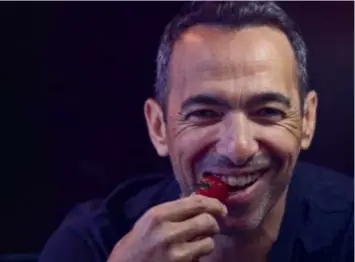  ??  ?? Youri Djorkaeff, ex-propriétai­re de restos à New-York et commentate­ur de la Coupe du Monde sur TF1, en plein burger-marathon au Renoma Café (35 rue Pierre Charron, Paris 8è)