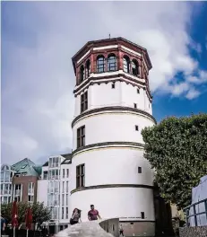  ?? RP-FOTO: ANDREAS BRETZ ?? Der Schlosstur­m am Burgplatz in der Altstadt ist eines der Wahrzeiche­n der Landeshaup­tstadt.