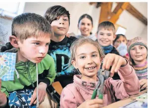  ?? RP-FOTO: RALPH MATZERATH ?? Aus kleinen Steinchen große Kunst machen – einer von mehreren Kursen bei den Bürgeler Aktionstag­en in den Osterferie­n.