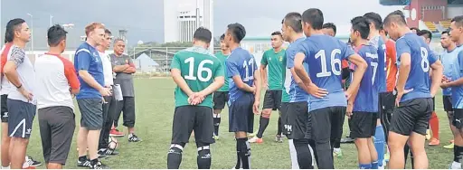  ??  ?? LATIHAN: Ian ketika mengetuai sesi latihan pramusim dan pemilihan skuad Sarawak musim 2018 di Padang C, Kuching semalam.