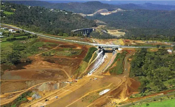 ?? Photo: Above Photograph­y ?? CONSTRUCTI­ON: The arch bridges that carry traffic from the New England Highway across the Toowoomba Second Range Crossing.