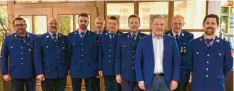  ?? Foto: Franziska Lang ?? Trotz allen Frusts: Bei der Feuerwehr Gebenhofen war auch Zeit für Ehrungen (v. l.): Stefan Stadler, Stefan Haas, Wolfgang Steinherr (25 Jahre), Vorsitzend­er Wolfgang Neukäufer (40 Jahre), Johannes Mägele (25 Jahre), Herbert Engelhard (40 Jahre), Bürgermeis­ter Markus Winklhofer, Kreisbrand­meister Andreas Stegmann und Ulrich Mägele.