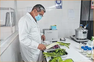  ?? Fotos: Yadira Illesca / EXTRA ?? Mauricio Núñez usa entre los productos hoja de ajo de la selva, ajo de la Sierra, cebolla blanca y colorada.