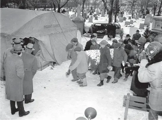  ?? ?? Gravedigge­rs carry the coffin containing the body of Al Capone from the hearse to the grave at Mount Olivet Cemetery on Feb. 4, 1947. CHICAGO TRIBUNE HISTORICAL PHOTOS