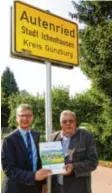  ?? Foto: Martin Gah ?? Autor Heinz Grabowski (rechts) und Bürgermeis­ter Robert Strobel mit der Ortschroni­k von Autenried.