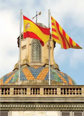  ??  ?? Incertidum­bre. Las banderas española y catalana ondean en la fachada del edificio de la Generalita­t de Cataluña. Si bien el Gobierno central ya destituyó a los titulares catalanes, ellos parecen no haber asumido del todo la situación. La comunidad...