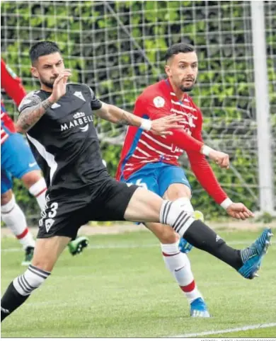  ?? ANTONIO L. JUÁREZ / PHOTOGRAPH­ERSSPORTS ?? Alberto López intenta un pase vertical ante la presencia de un defensor del Marbella.