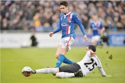  ??  ?? CARLISLE: Everton’s Argentinia­n defender Ramiro Funes Mori (R) challenges Carlisle United’s English striker Alex Gilliead (L) during the English FA Cup fourth round football match between Carlisle United and Everton at Brunton Park, in Carlisle, north...