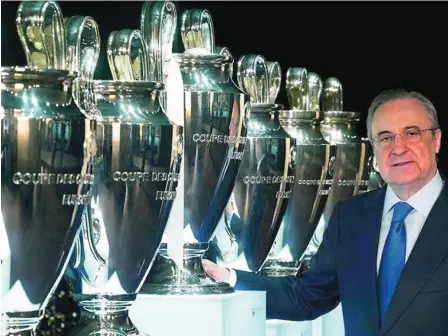  ??  ?? Florentino Pérez, con parte de las Copas de Europa que ha ganado el Madrid a lo largo de su historia