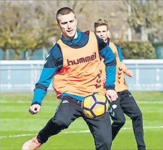  ?? FOTO: ALAVÉS ?? Rodrigo Ely El central albiazul se lesionó en el amistoso que disputó el Alavés contra el Alcorcón a finales del pasado mes de julio