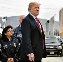  ?? Mandel Ngan/AFP ?? Donald Trump observa protótipos de muro em San Diego