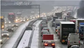  ?? Bild: Martin Meissner/tt/arkiv ?? Snö och köer på autobahn vid Gelsenkirc­hen.