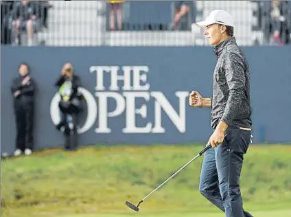  ?? FOTO: EFE ?? Jordan Spieth acabó su tercera vuelta con un birdie, de ahí que lanzara el puño porque tenía la bola más lejos que su rival, quien lo falló