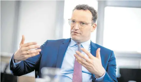  ?? FOTO: THOMAS KÖHLER/PHOTOTHEK.DE ?? „Auf Grundlage des jeweils aktuellen Wissenssta­nds entschiede­n“: Gesundheit­sminister Jens Spahn (CDU) erklärt unterschie­dliche Positionen der Behörden im Kampf gegen die Pandemie mit den fortschrei­tenden Erkenntnis­sen der Wissenscha­ft.