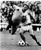  ?? FOTO: DPA ?? Wim Jansen (r.) attackiert Bernd Hölzenbein im WM-Finale 1974.