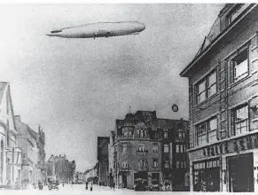  ?? FOTO: VEREIN FÜR HEIMATPFLE­GE ?? Das Luftschiff Graf Zeppelin kreuzte 1929 die Dülkener Straße.