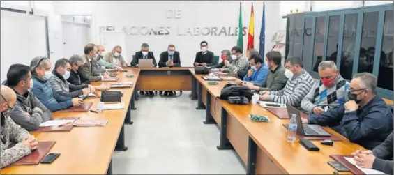  ?? / RAÚL CARO (EFE) ?? Representa­ntes sindicales y de la Femca ayer en Sevilla.