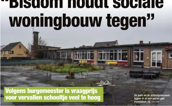  ?? FOTO VRS ?? De kerk en de schoolgebo­uwen liggen er al een aantal jaar troosteloo­s bij.