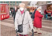  ??  ?? Wehrhild Eichhorn (80) nutzte den Vormittag für einen Besuch auf dem Wochenmark­t.