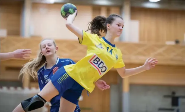  ??  ?? SEIER: Karoline Hernes spiller for Fyllingen J15. Mot Nore Neset ble det lørdag seier 11-2 i Julecupen.