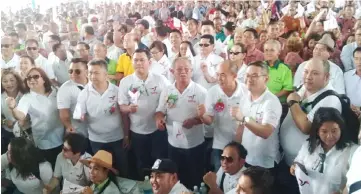  ??  ?? (From third right to fourth left, second row) Gerald, Sikie, Gira, Assistant Minister of Youth and Sports Datuk Snowdan Lawan, who is also Parti Rakyat Sarawak (PRS) Youth chief, and others in pledge allegiance to GPS.