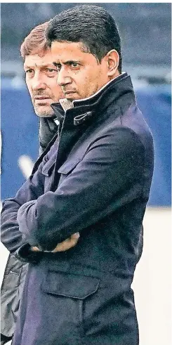  ?? FOTO: MICHEL EULER/AP ?? Den Erfolg im Blick: PSG-Präsident Nasser Al-Khelaifi (vorne) schaut mit Sportdirek­tor Leonardo beim Training vorbei.