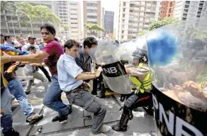  ??  ?? Manifestan­tes. Protestaro­n por la decisión del Tribunal de derogar las funciones del Parlamento.