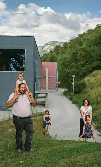  ?? (EDDY MOTTAZ/LE TEMPS) ?? La famille Bucher devant l’école.