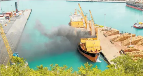  ?? PHOTO / PAUL TAYLOR ?? The blaze on the Kota Bahagia filled the air at Napier Port with potentiall­y toxic clouds of smoke yesterday.