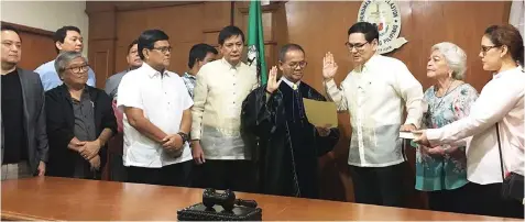  ?? PAUL JUN E. ROSAROSO ?? Newly appointed Cebu City Councilor Erik Miguel Espina takes his oath of office before Court of Appeals Cebu Station Executive Justice Gabriel Ingles.