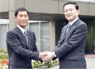  ??  ?? TOSHIBA Corp.’s head of the flash memory chip unit Yasuo Naruke and Bain Capital LP Managing Director Yuji Sugimoto shake hands at the Toshiba Memory Yokkaichi plant in Yokkaichi, Mie prefecture Japan, in this Oct. 13 photo.