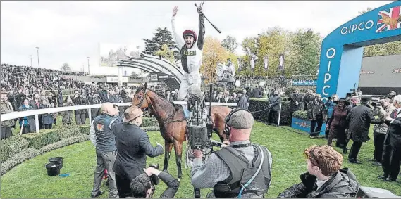  ?? FOTO: GETTY IMAGES ?? Frankie Dettori, a lomos de ‘Cracksman’, celebra la victoria en el QIPCO Champion Stakes en Ascot