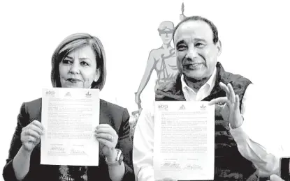  ?? SILVIA AYALA ?? Ruth Medina, Fiscal del Estado y Sergio González, titular de Salud.