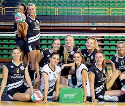  ??  ?? Bresciane La Nba del volley Sopra, la Millenium in posa. A sinistra le 5 bresciane in A1: Sara Alberti (Firenze), Maria Teresa Bassi (Club Italia), Anna Danesi (Conegliano), Camilla Mingardi (Bergamo), Alessia Populini (Club Italia)