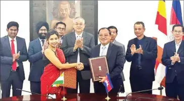  ?? MOE ?? Indian ambassdor to Cambodia Devyani Khobragade shakes hands with Van Monineath, head of the Ministry of Environmen­t’s General Department of Policy and Strategy, at the signing ceremony on May 17.