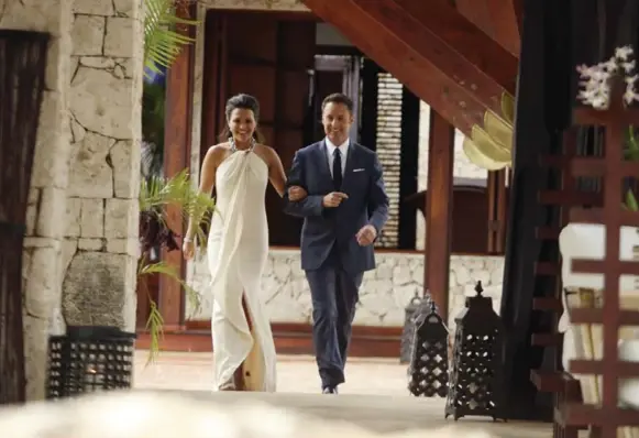  ?? JAVIER PESQUERA/ABC ?? Host Chris Harrison leads Andi Dorfman to the dock in Carretera La Romana-Higuey, Dominican Republic, in the season finale of The Bacheloret­te.