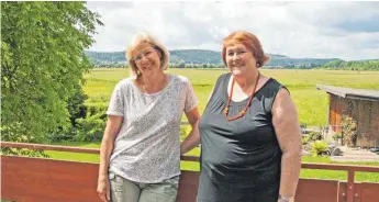  ?? FOTO: CLAUDIA STECKELER ?? Gemeinsam mit dem Fördervere­in Stetten veranstalt­en Beate Thomaß (links) und Ursula Sum (rechts) am Wochenende die erste Gartenauss­tellung „Deko, Kunst & Genuss“.