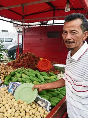  ?? — SHARMILA nair/the Star ?? Gustiar has been a fruit seller for over three decades.