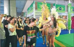  ?? XINHUA ?? At the closing ceremony of the 2017 Silk Road Internatio­nal Expo in Xi’an, Shaanxi province, Samba dancers from Brazil interact with their audience.