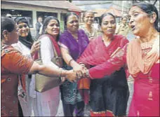  ?? BHUSHAN KOYANDE/HT ?? Bharatiya Muslim Mahila Andolan members, who were the petitioner­s in the case, celebrate after the Mumbai high court ruled that women can enter the inner sanctum of the Haji Ali Dargah, in Mumbai on Friday.