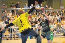  ?? FOTO: FRANK RIEDINGER ?? Die Männer der HSG Baar (schwarze Trikots) haben in der Landesliga die Klasse gehalten.