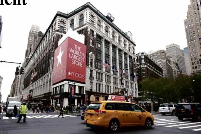  ?? REUTERS ?? PEOPLE pass by the Macy's flagship department store in midtown Manhattan in New York City. Macy’s slows down in sales as it battles competitio­n on all fronts and changing shopping patterns.