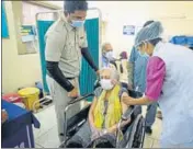  ?? SANCHIT KHANNA /HT PHOTO ?? A health care worker administer­s the Covid-19 vaccine to a senior citizen in New Delhi on Thursday.