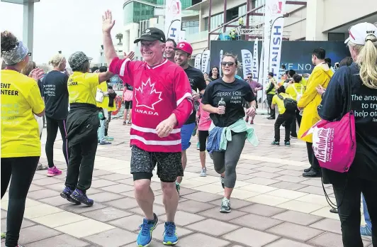  ?? Pictures Mona Al Marzooqi / ?? Participan­ts of all shapes, sizes and nationalit­ies completed the five-kilometre route in Dubai yesterday.